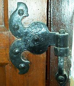 Herraje de Puerta en Hierro Forjado, Espa�ol colonial de 1870.Castillo del
Cerro de Montevideo, Uruguay.1870. Aportado por Cristina Benvenutto, Arquitecto